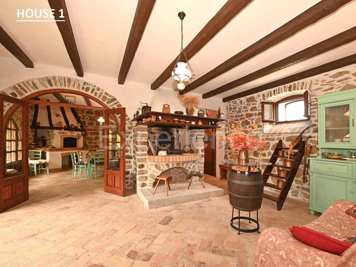 Villaggio istriano privato – 4 case, 3,4 ha + terreno edificabile, infrastrutture