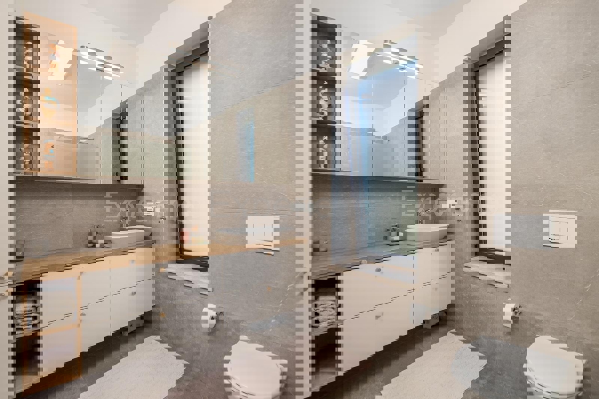 POSIZIONE ESCLUSIVA - lussuosa villa (400 m²) con VISTA MARE aperta!