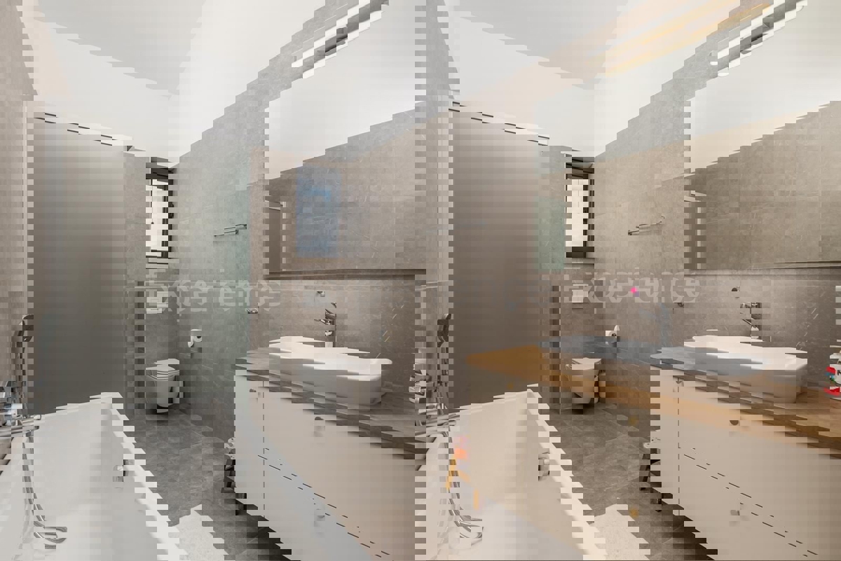 POSIZIONE ESCLUSIVA - lussuosa villa (400 m²) con VISTA MARE aperta!