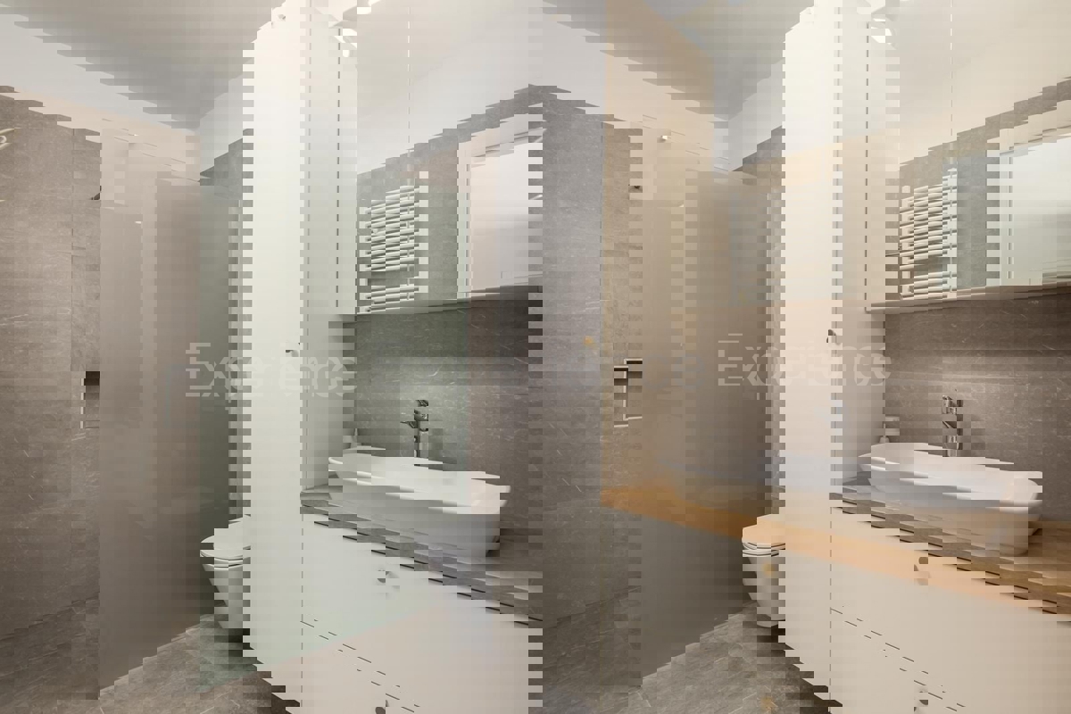 POSIZIONE ESCLUSIVA - lussuosa villa (400 m²) con VISTA MARE aperta!