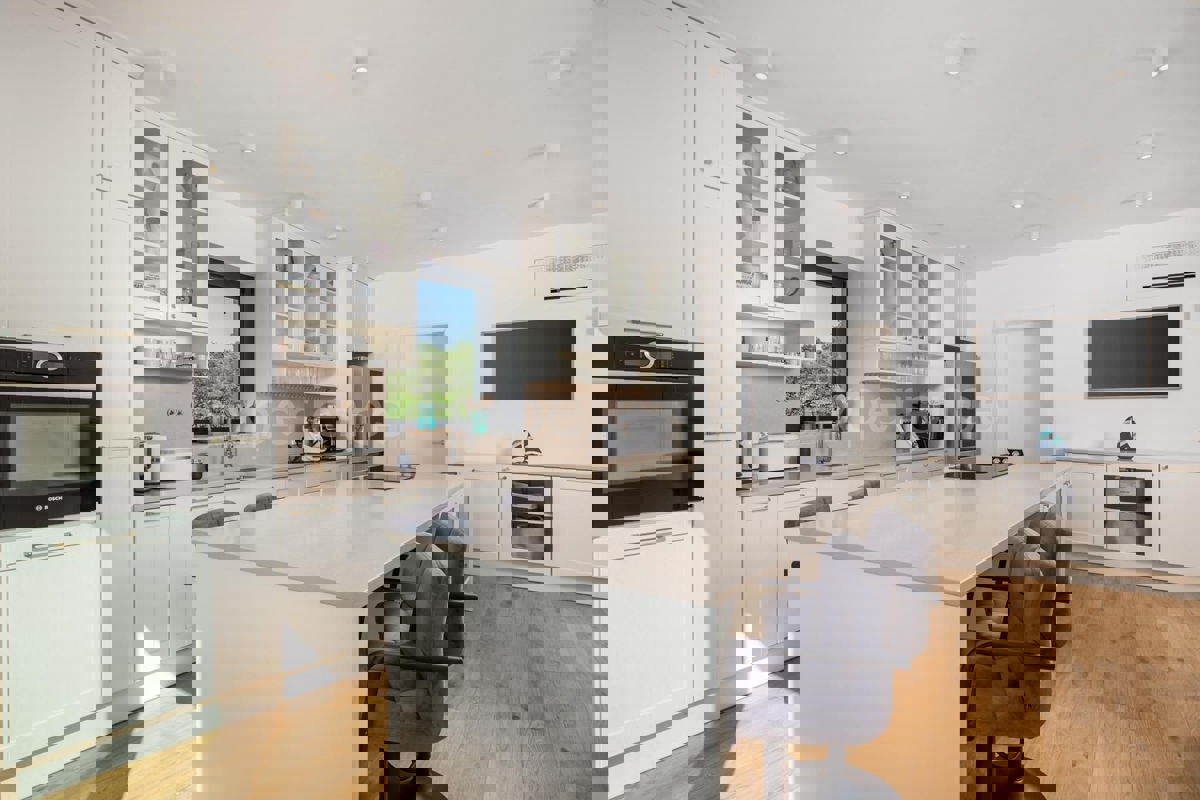 POSIZIONE ESCLUSIVA - lussuosa villa (400 m²) con VISTA MARE aperta!