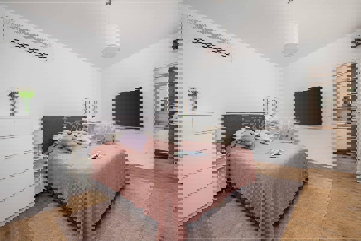 POSIZIONE ESCLUSIVA - lussuosa villa (400 m²) con VISTA MARE aperta!