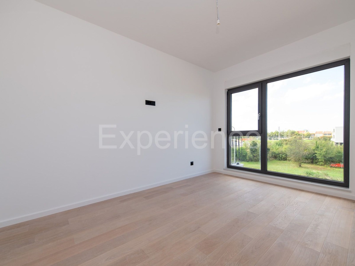 ISTRIA, Umago - appartamento in un nuovo edificio con ampio balcone, 2. piano, ASCENSORE