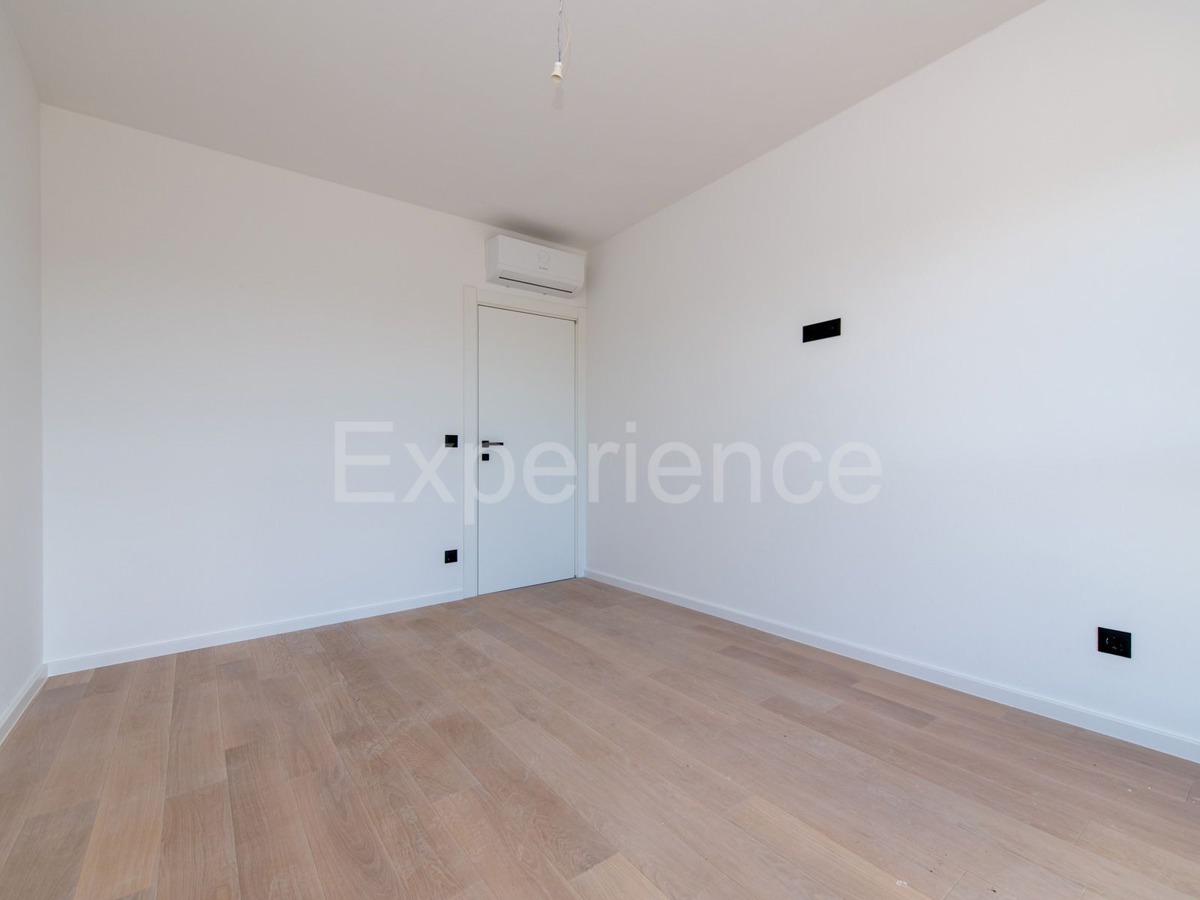 ISTRIA, Umago - appartamento in un nuovo edificio con ampio balcone, 2. piano, ASCENSORE