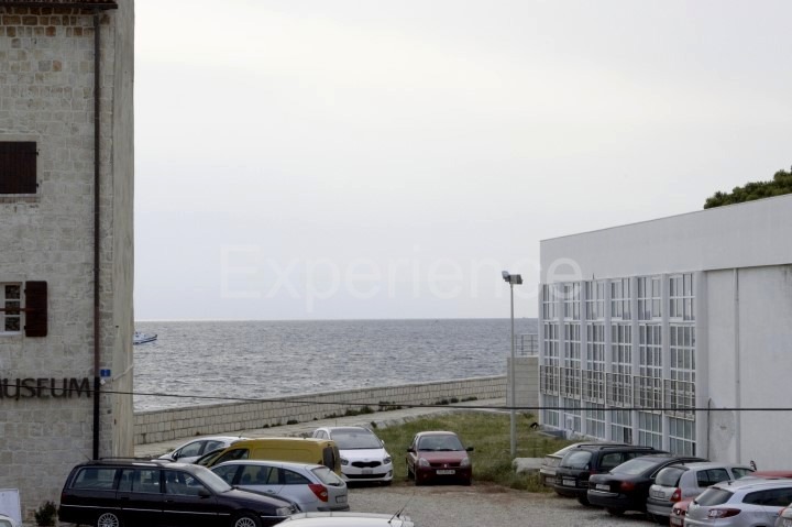 Umago, casa in pietra a 20 m dal mare, 5 camere, ristrutturata