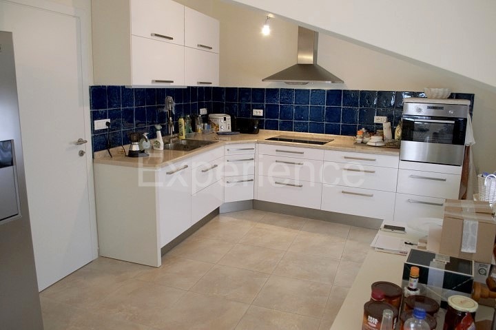 Umago, casa in pietra a 20 m dal mare, 5 camere, ristrutturata