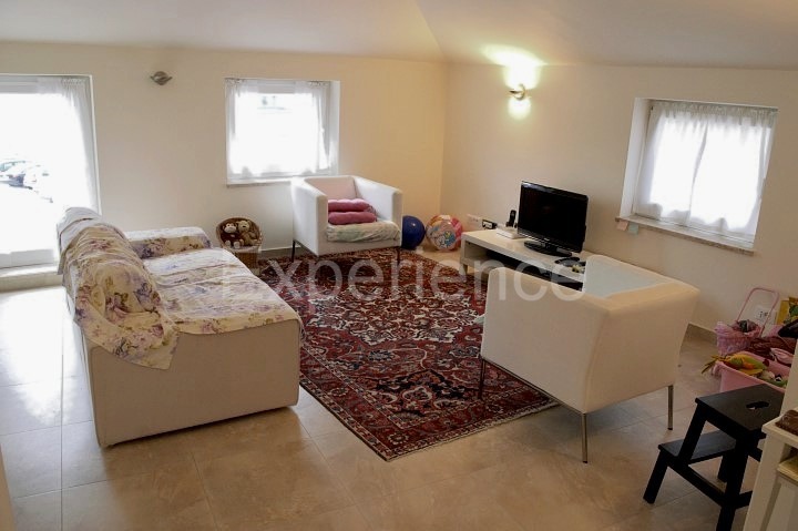 Umago, casa in pietra a 20 m dal mare, 5 camere, ristrutturata