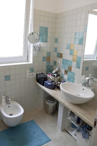 Umago, casa in pietra a 20 m dal mare, 5 camere, ristrutturata