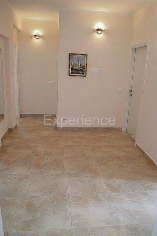 Umago, casa in pietra a 20 m dal mare, 5 camere, ristrutturata