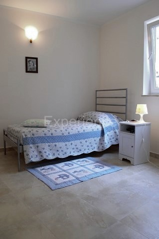 Umago, casa in pietra a 20 m dal mare, 5 camere, ristrutturata