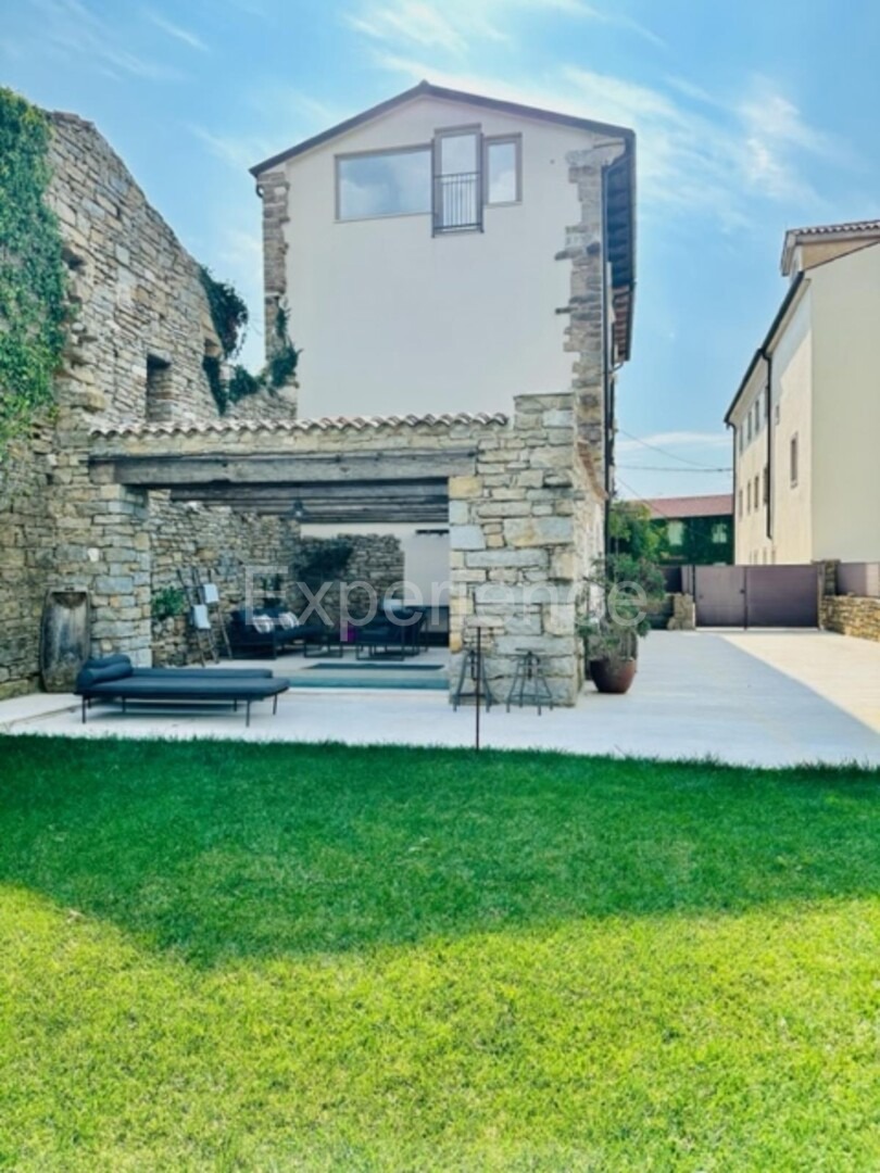 Casa in pietra con piscina: una combinazione di fascino storico e design moderno!