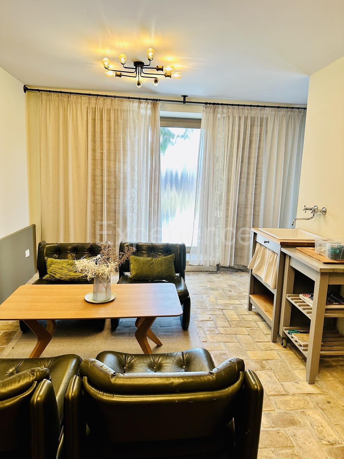 Casa in pietra con piscina: una combinazione di fascino storico e design moderno!