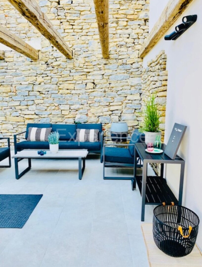 Casa in pietra con piscina: una combinazione di fascino storico e design moderno!