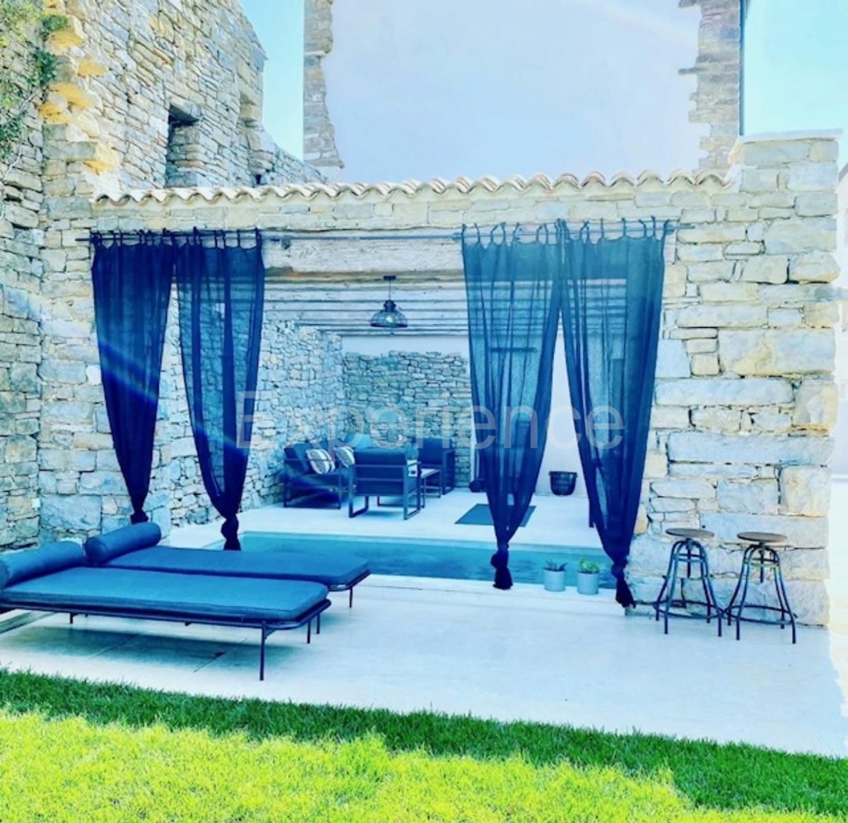 Casa in pietra con piscina: una combinazione di fascino storico e design moderno!