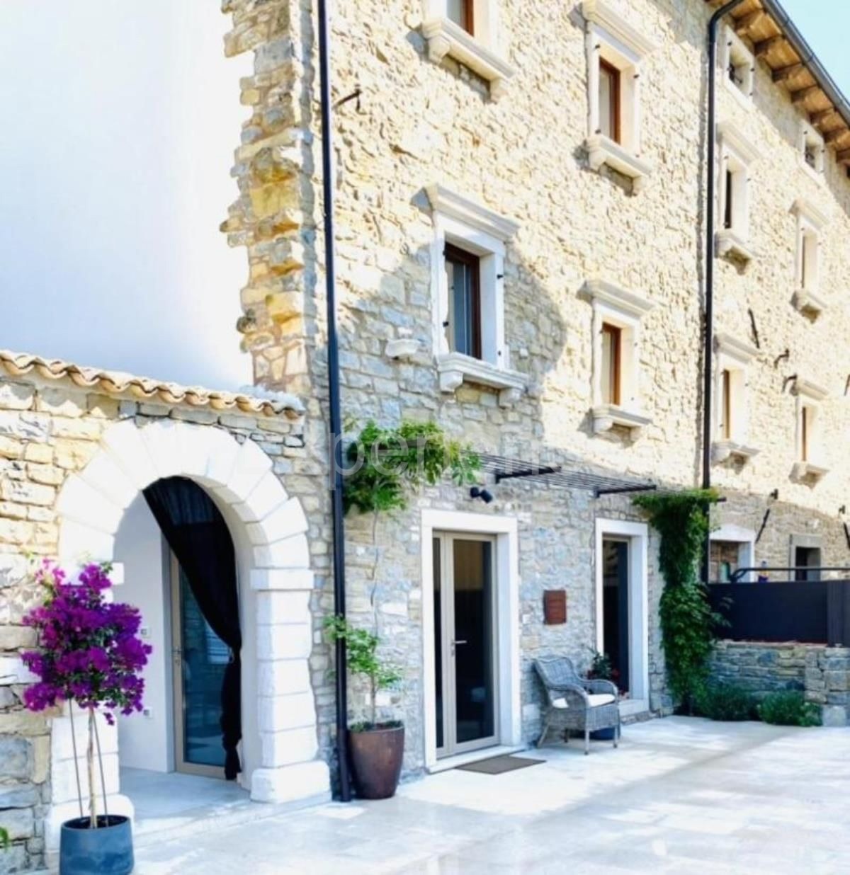 Casa in pietra con piscina: una combinazione di fascino storico e design moderno!