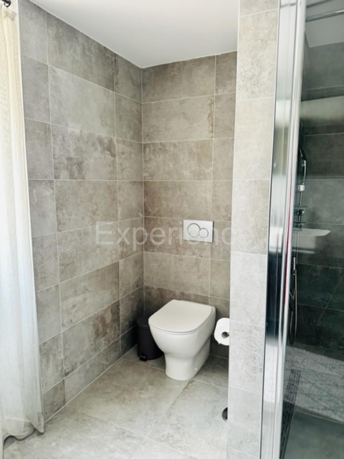 Casa in pietra con piscina: una combinazione di fascino storico e design moderno!