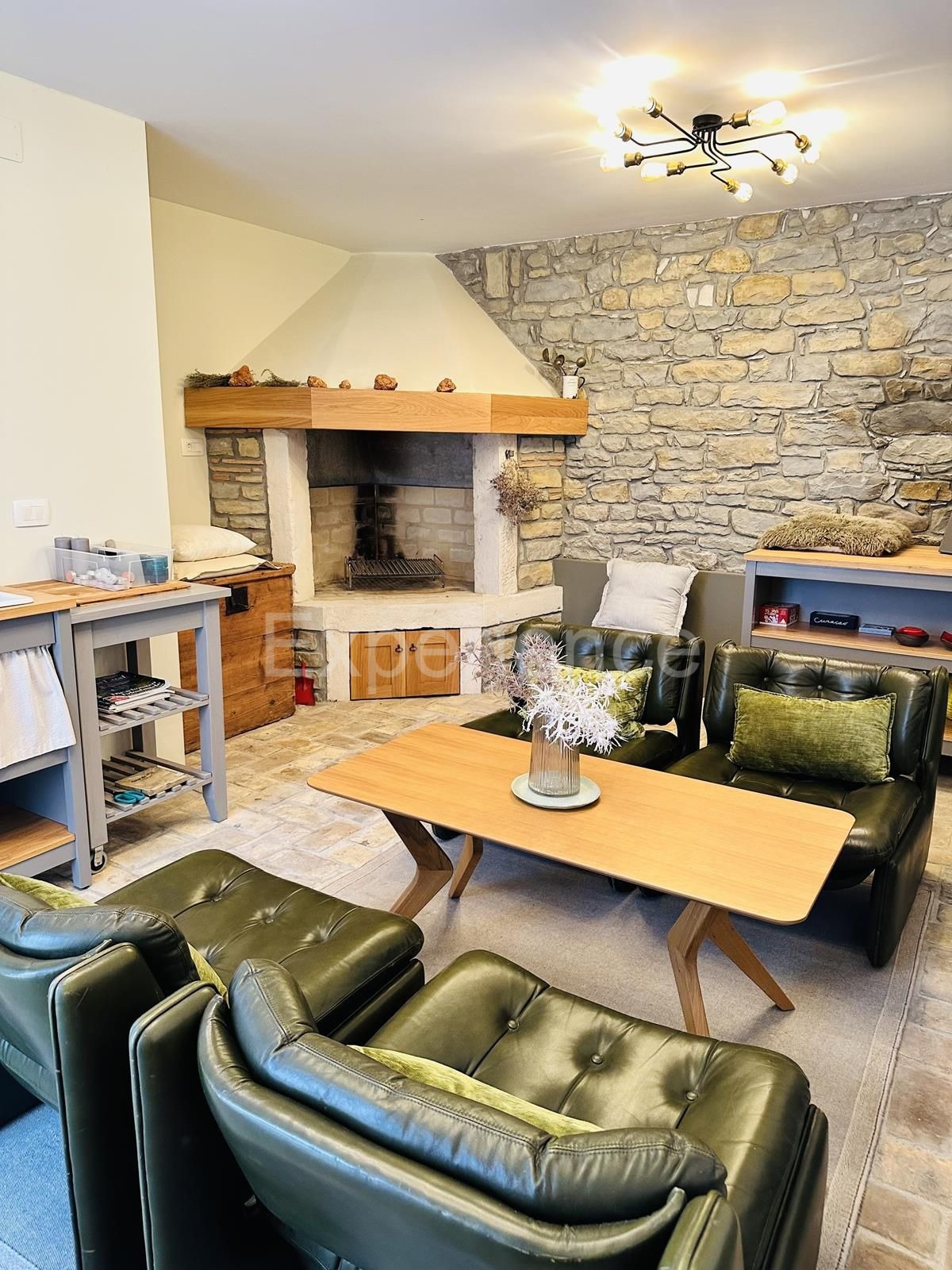 Casa in pietra con piscina: una combinazione di fascino storico e design moderno!