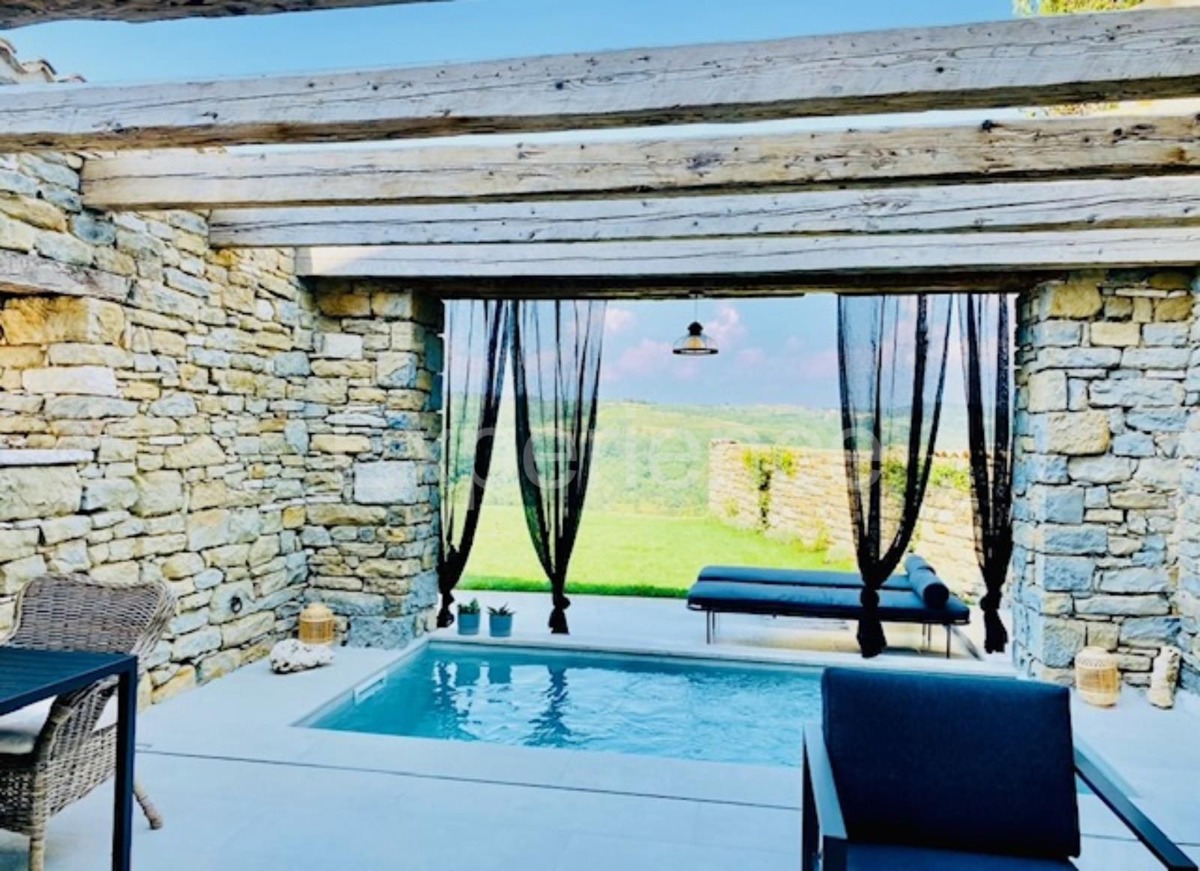 Casa in pietra con piscina: una combinazione di fascino storico e design moderno!