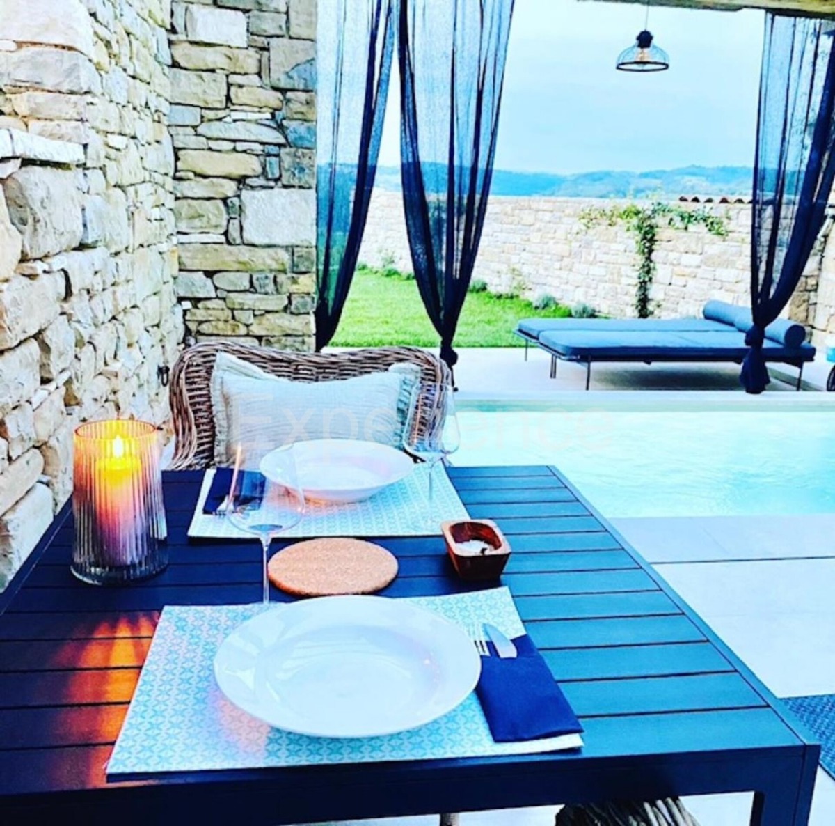 Casa in pietra con piscina: una combinazione di fascino storico e design moderno!