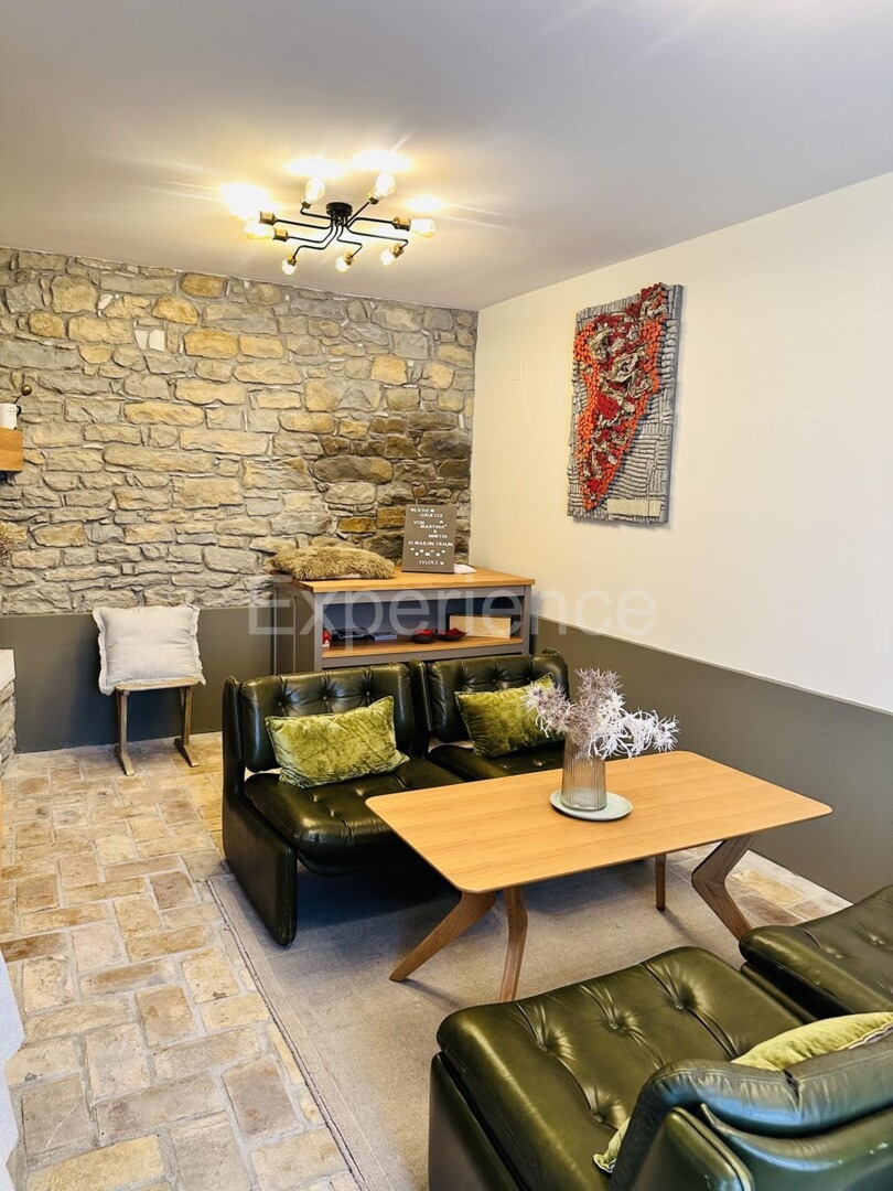 Casa in pietra con piscina: una combinazione di fascino storico e design moderno!