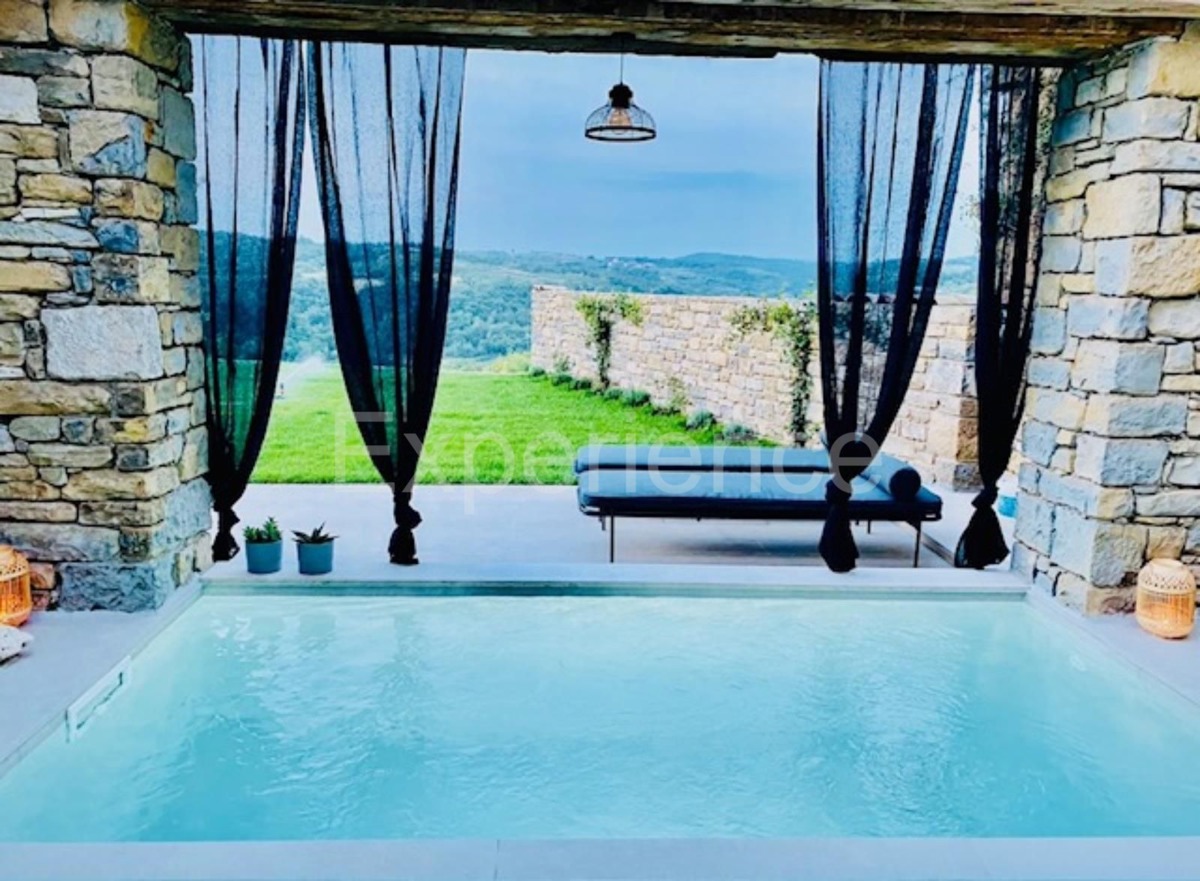 Casa in pietra con piscina: una combinazione di fascino storico e design moderno!