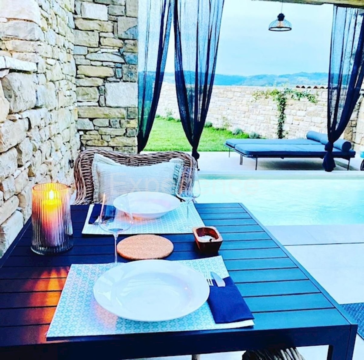 Casa in pietra con piscina: una combinazione di fascino storico e design moderno!