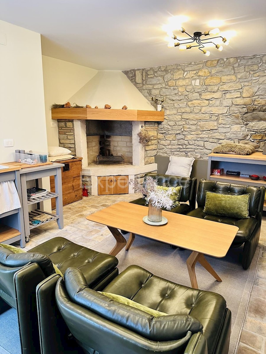 Casa in pietra con piscina: una combinazione di fascino storico e design moderno!