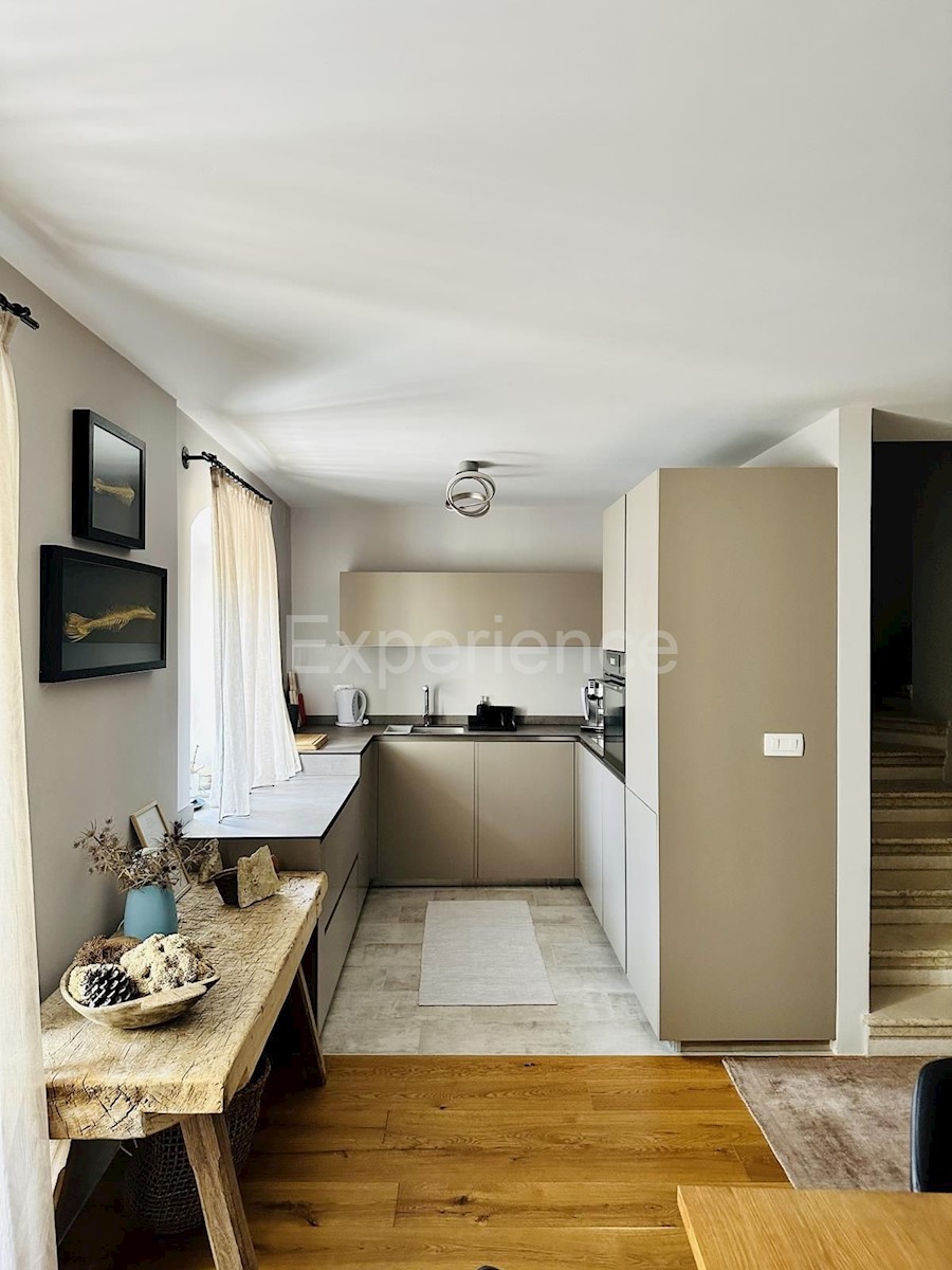 Casa in pietra con piscina: una combinazione di fascino storico e design moderno!