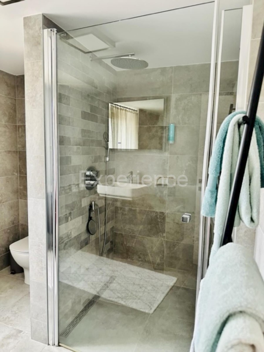 Casa in pietra con piscina: una combinazione di fascino storico e design moderno!