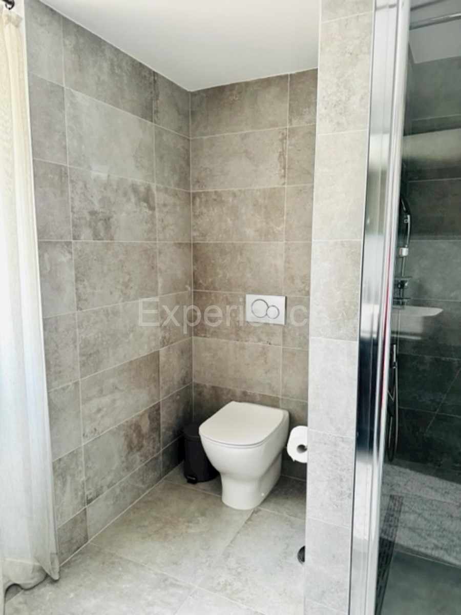 Casa in pietra con piscina: una combinazione di fascino storico e design moderno!