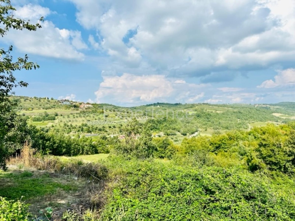 Casa in pietra con piscina: una combinazione di fascino storico e design moderno!