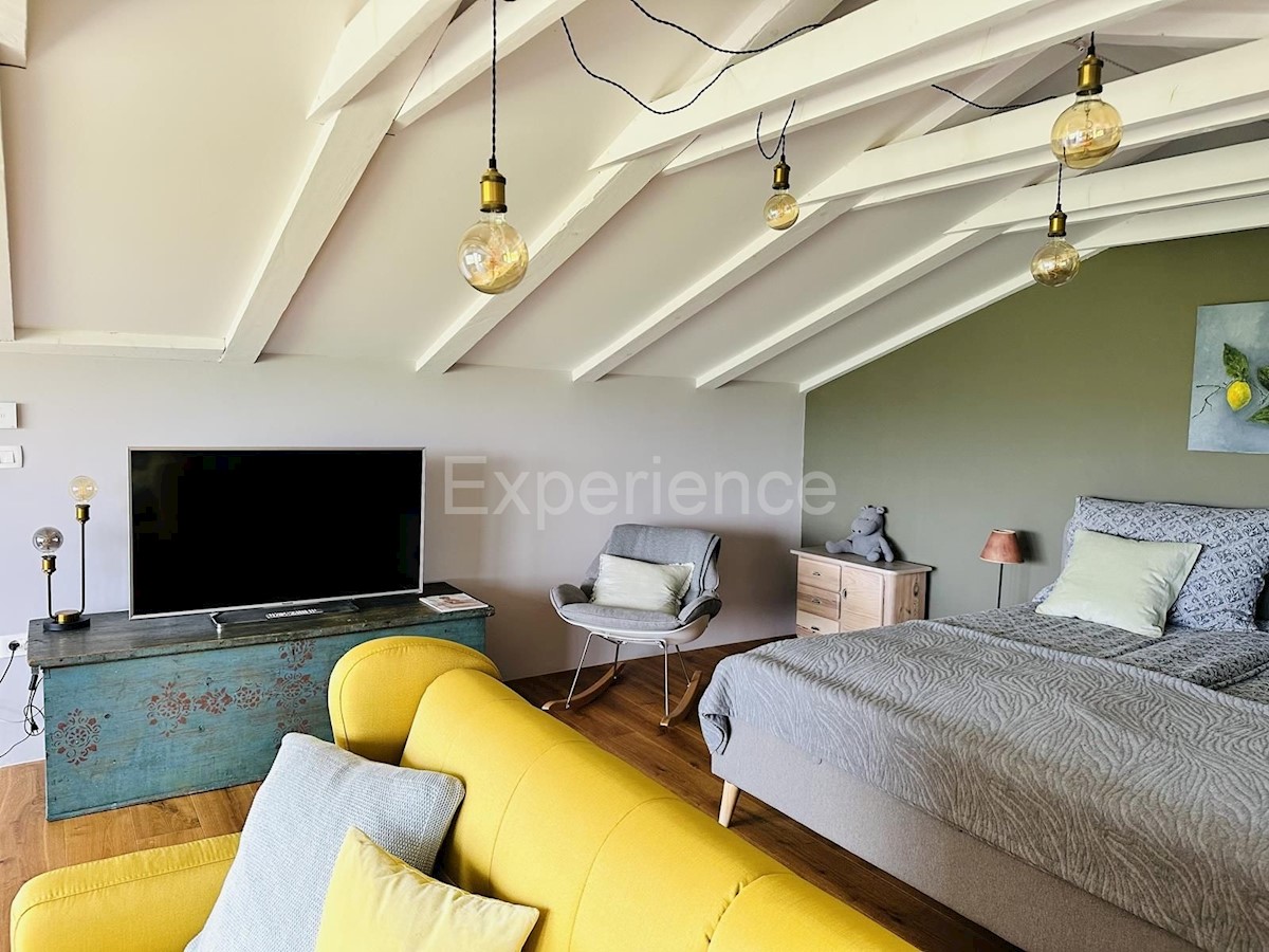 Casa in pietra con piscina: una combinazione di fascino storico e design moderno!