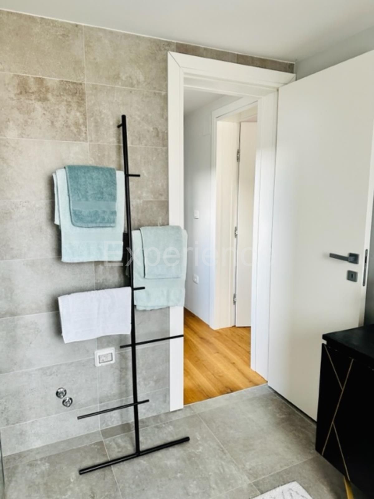 Casa in pietra con piscina: una combinazione di fascino storico e design moderno!