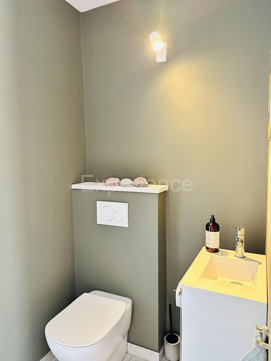 Casa in pietra con piscina: una combinazione di fascino storico e design moderno!