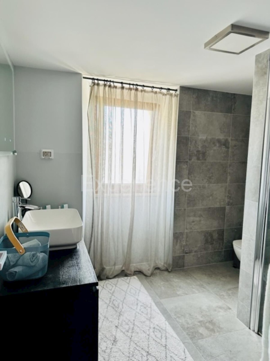 Casa in pietra con piscina: una combinazione di fascino storico e design moderno!