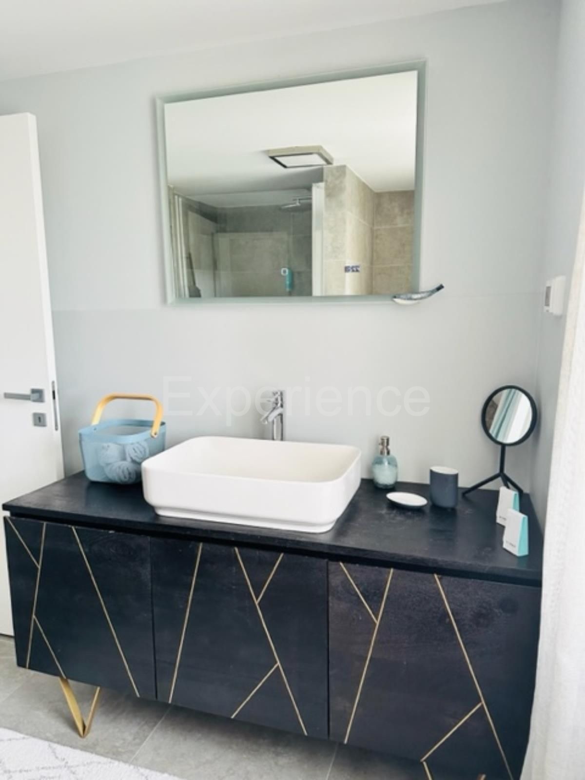 Casa in pietra con piscina: una combinazione di fascino storico e design moderno!