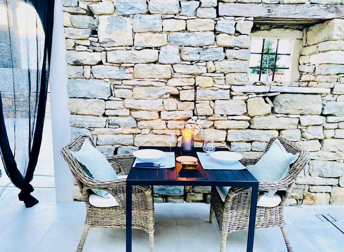 Casa in pietra con piscina: una combinazione di fascino storico e design moderno!