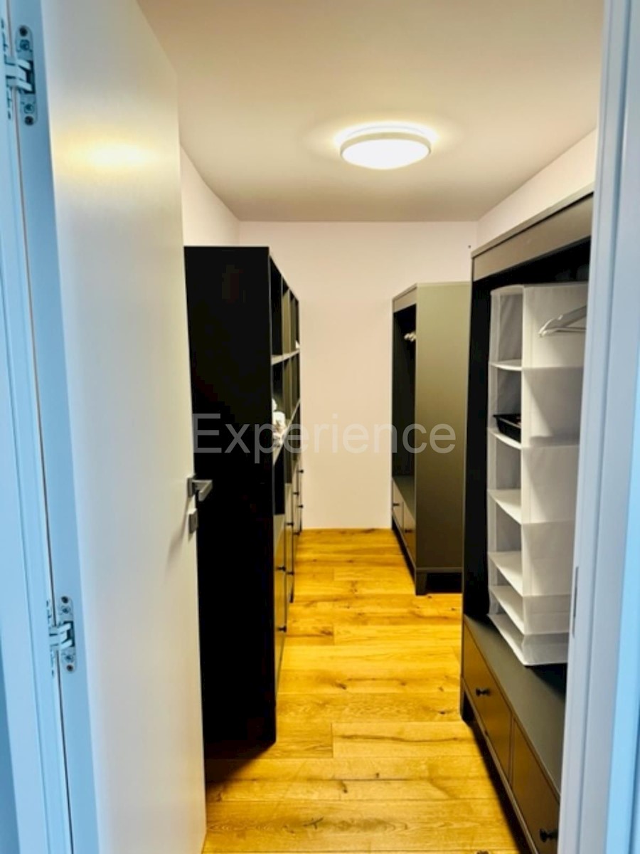 Casa in pietra con piscina: una combinazione di fascino storico e design moderno!