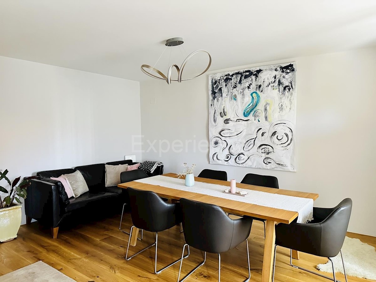 Casa in pietra con piscina: una combinazione di fascino storico e design moderno!