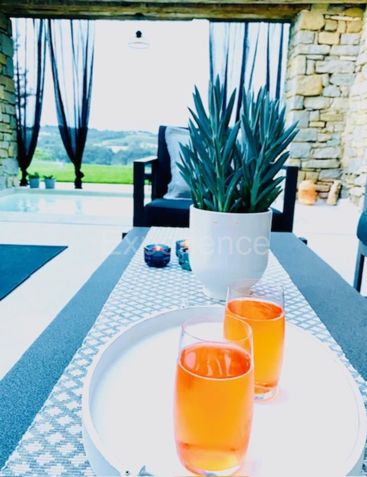 Casa in pietra con piscina: una combinazione di fascino storico e design moderno!