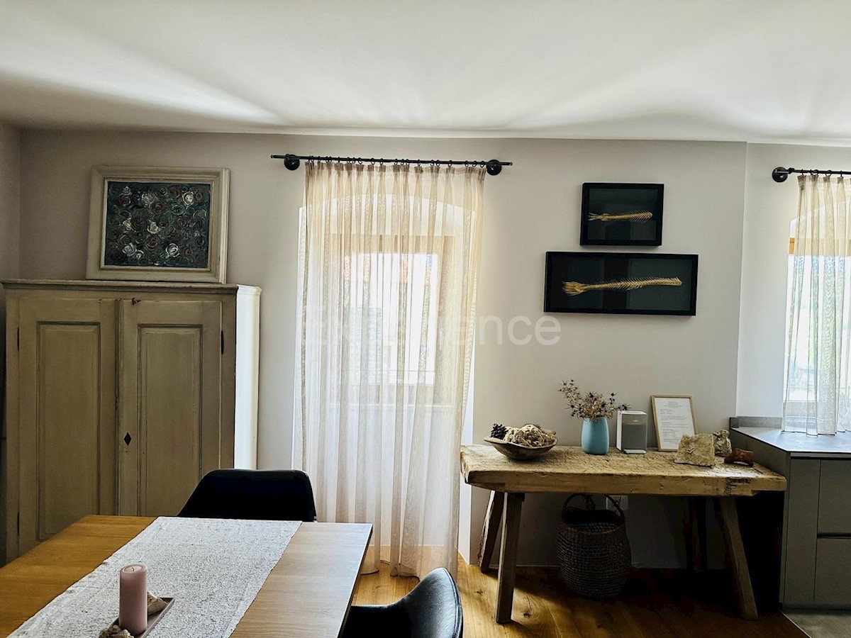 Casa in pietra con piscina: una combinazione di fascino storico e design moderno!