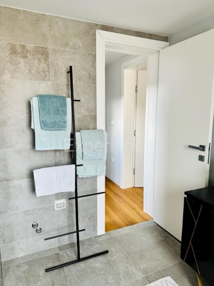 Casa in pietra con piscina: una combinazione di fascino storico e design moderno!