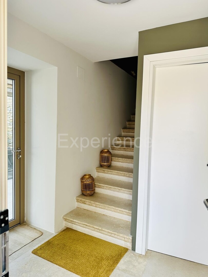 Casa in pietra con piscina: una combinazione di fascino storico e design moderno!