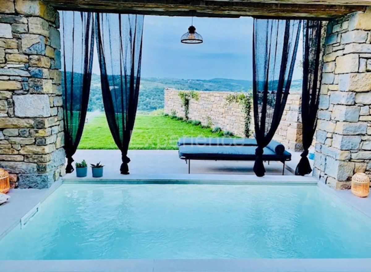 Casa in pietra con piscina: una combinazione di fascino storico e design moderno!