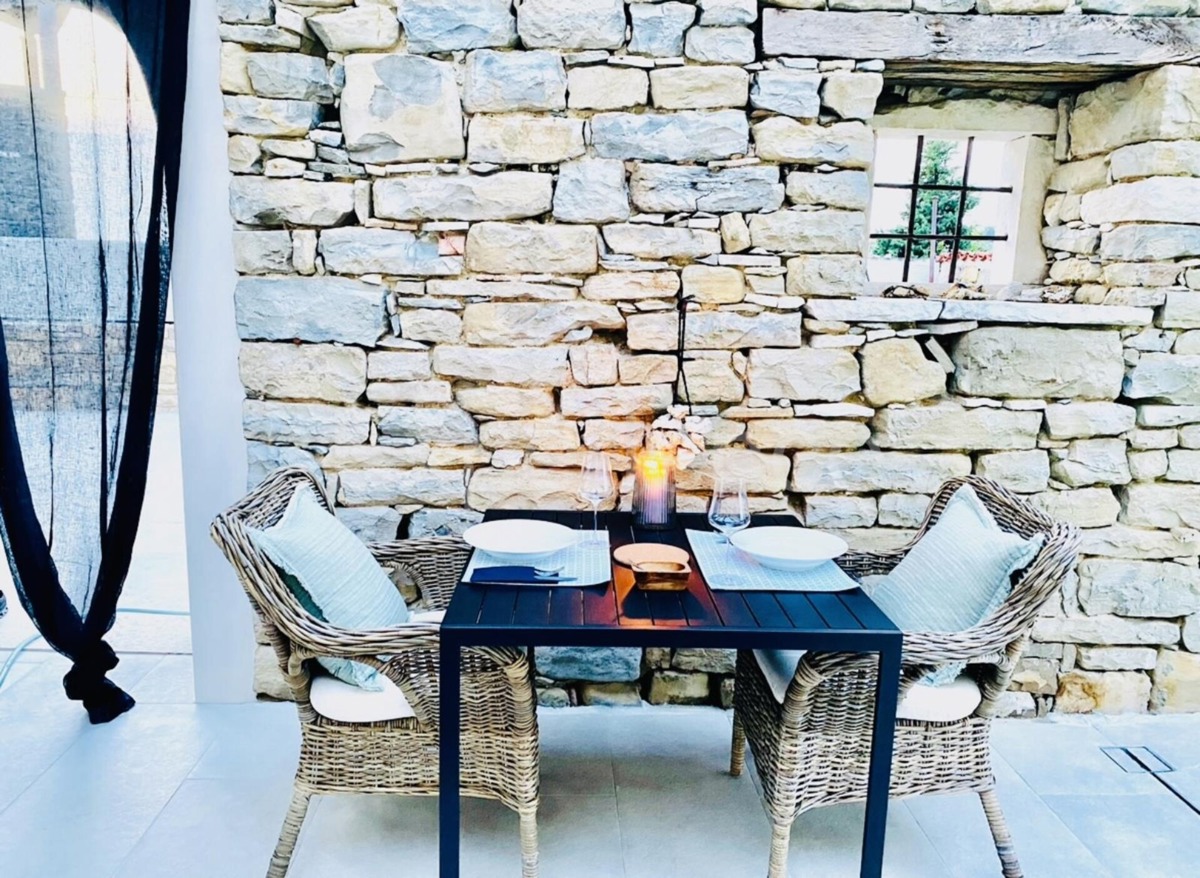 Casa in pietra con piscina: una combinazione di fascino storico e design moderno!