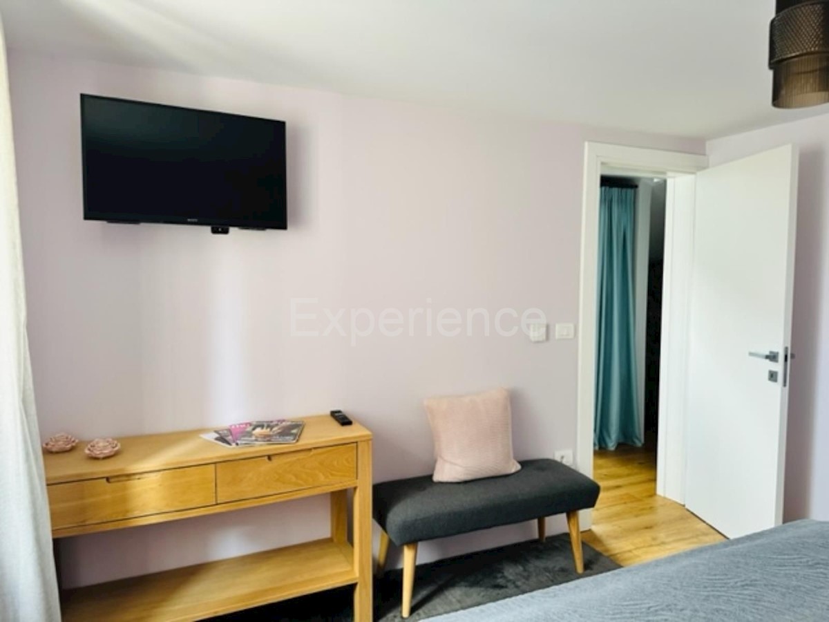 Casa in pietra con piscina: una combinazione di fascino storico e design moderno!