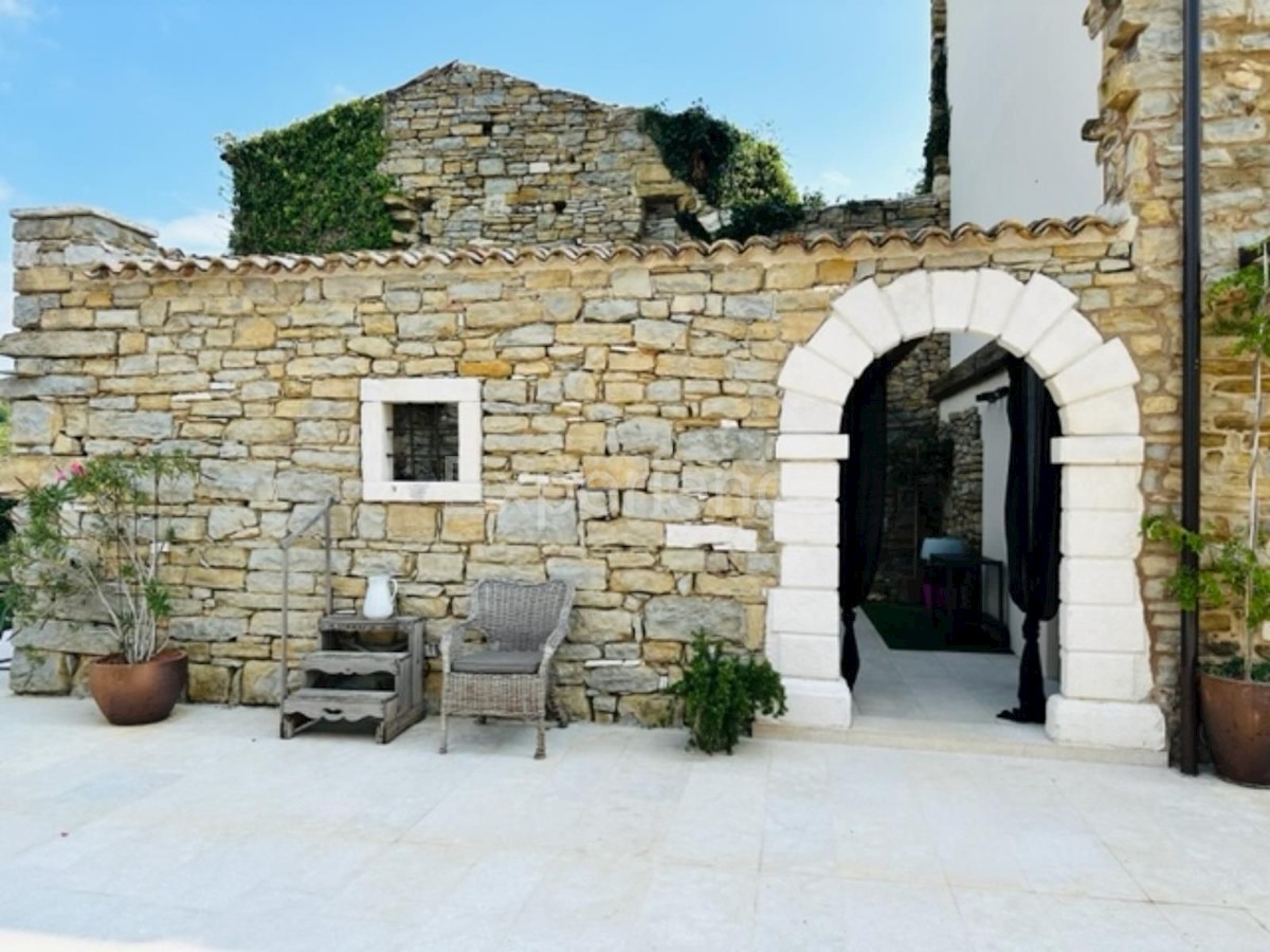 Casa in pietra con piscina: una combinazione di fascino storico e design moderno!