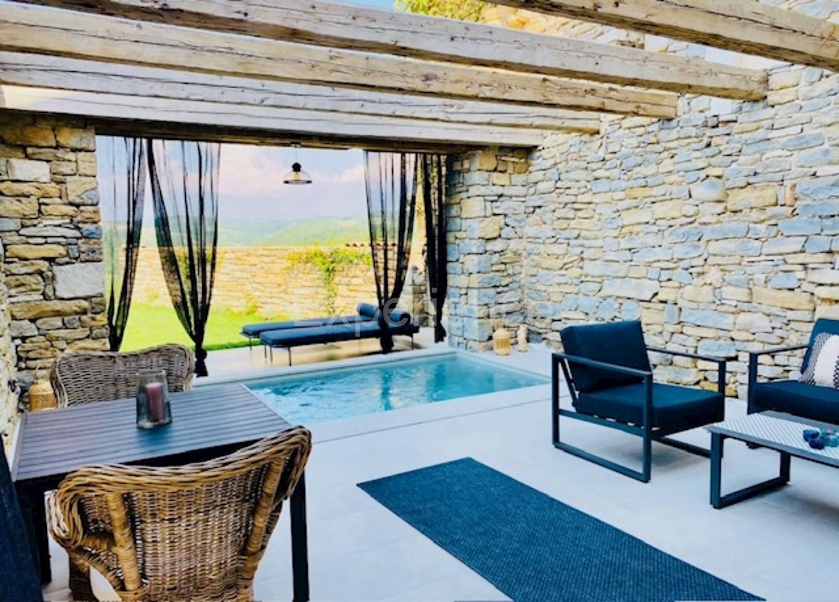 Casa in pietra con piscina: una combinazione di fascino storico e design moderno!