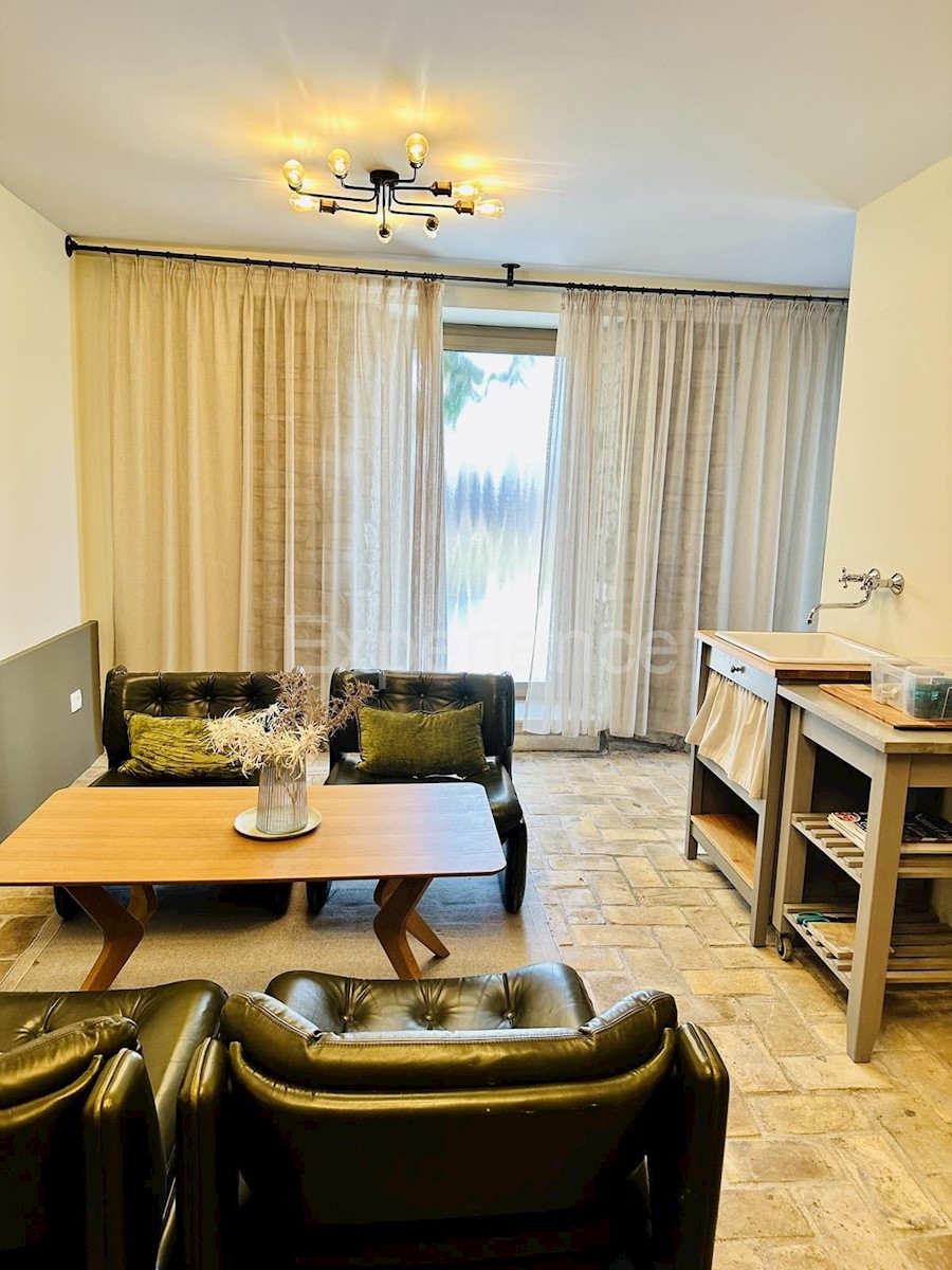 Casa in pietra con piscina: una combinazione di fascino storico e design moderno!