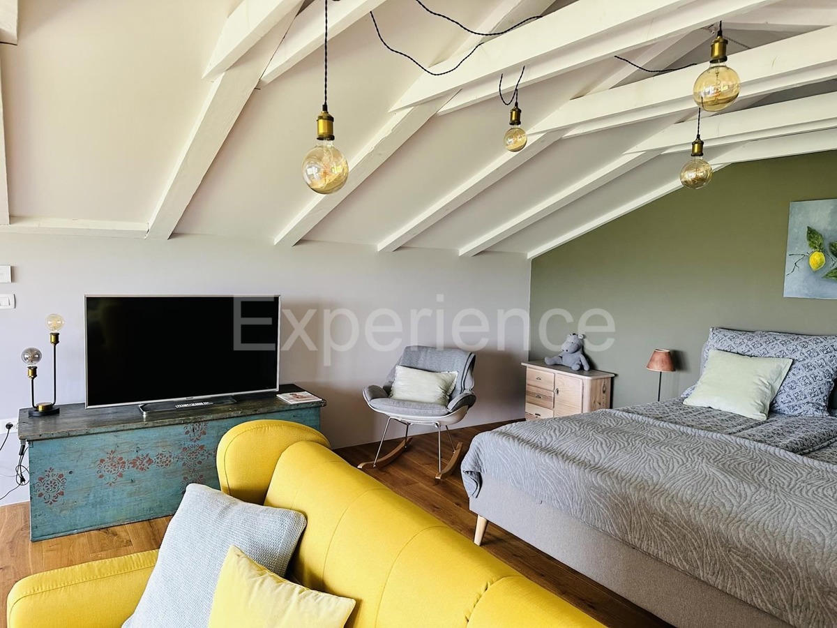 Casa in pietra con piscina: una combinazione di fascino storico e design moderno!